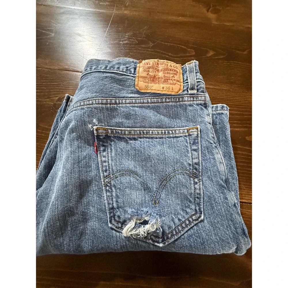 Levis 550 Relaxed Fit Denim Shorts Mens 36‎ Light Wash Distressed Blue Jeans